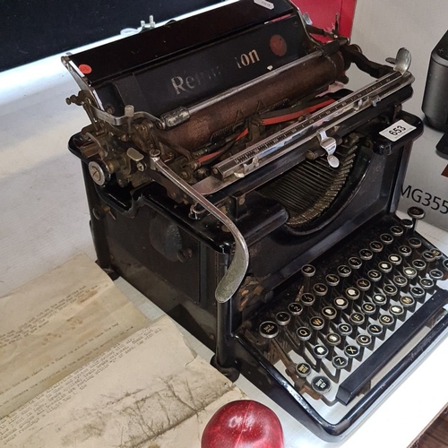 653 - Antique Remington typewriter, from the early 20th century, featuring a classic QWERTY keyboard and m... 