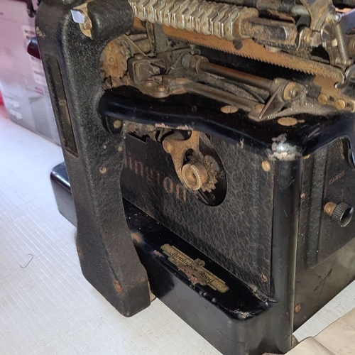 653 - Antique Remington typewriter, from the early 20th century, featuring a classic QWERTY keyboard and m... 