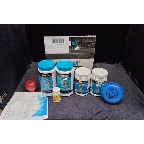 661 - Pool maintenance set includes 2 MasterSil pH+ and pH- containers (1600g), multi-purpose tablets, and... 