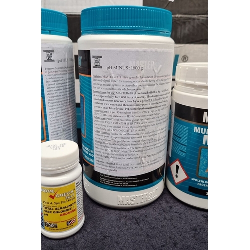 661 - Pool maintenance set includes 2 MasterSil pH+ and pH- containers (1600g), multi-purpose tablets, and... 