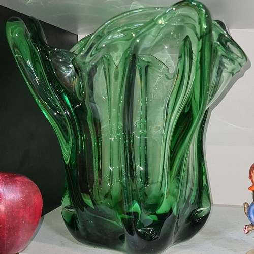 699 - Green Murano glass vase, hand-formed with a flowing design, from the mid-20th century. Vibrant emera... 