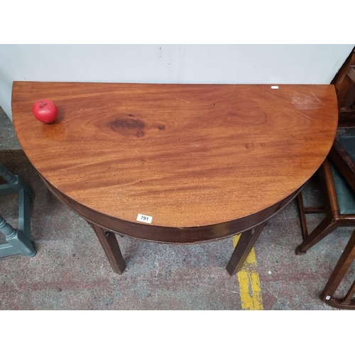 791 - Antique mahogany demi-lune table, from the late 19th century, with elegant curved legs and rich wood... 