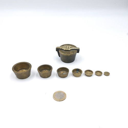 529 - An antique set of solid brass apothecary crowned 'C' weights / measures. Total weight: 250 grams, fr... 