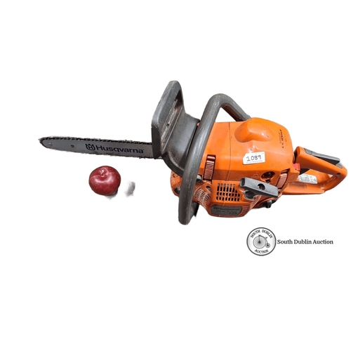 1089 - Star lot : A Husqvarna 135 X-TORQ chainsaw, featuring durable construction and efficient performance... 