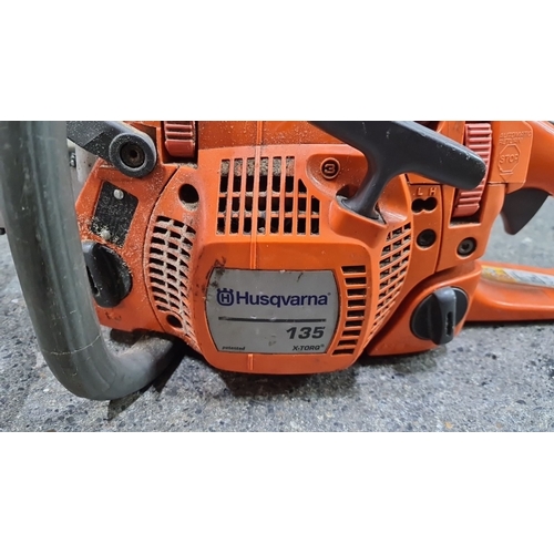 1089 - Star lot : A Husqvarna 135 X-TORQ chainsaw, featuring durable construction and efficient performance... 