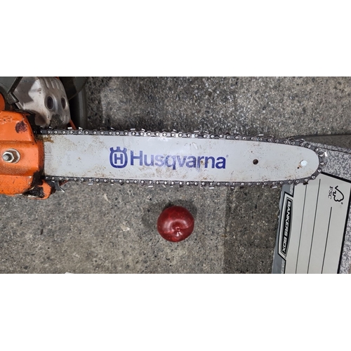 1089 - Star lot : A Husqvarna 135 X-TORQ chainsaw, featuring durable construction and efficient performance... 