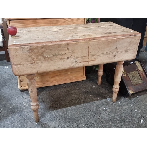 1257 - Antique pine drop-leaf table, featuring turned legs, from the 19th century.