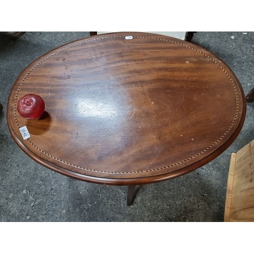 1261 - Oval mahogany side table, from the early 20th century, features delicate inlay detail and a lower sh... 