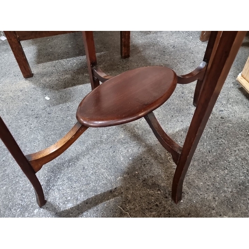 1261 - Oval mahogany side table, from the early 20th century, features delicate inlay detail and a lower sh... 