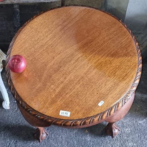 1273 - A Round mahogany side table with carved edging and ball-and-claw feet, Victorian style.