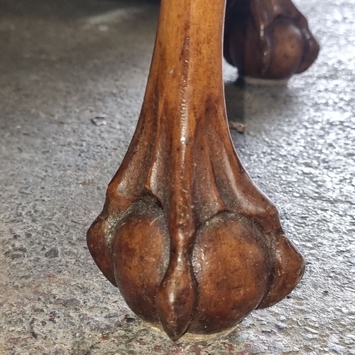 1273 - A Round mahogany side table with carved edging and ball-and-claw feet, Victorian style.