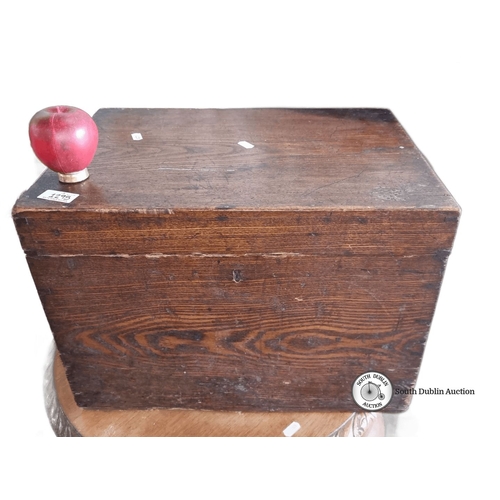 1295 - Antique wooden storage box with hinged lid, featuring rich wood grain and timeless design.