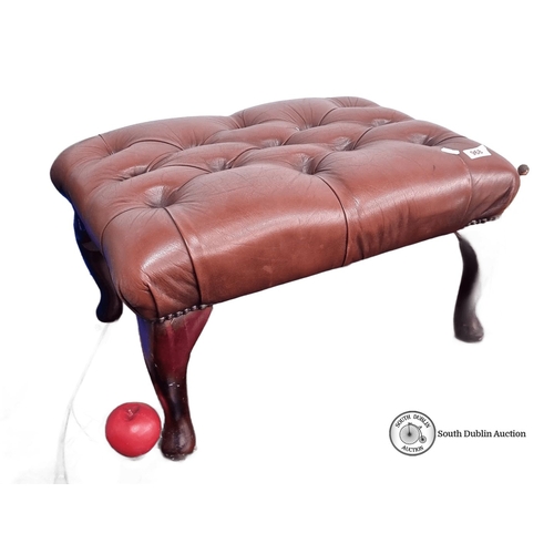 968 - Star lot: A lovey chesterfield leather footstool with curved wooden legs. Victorian style.