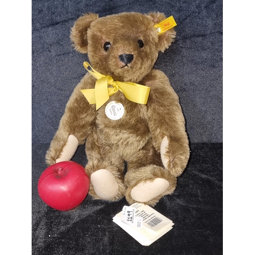 1199 - A superb original classic Steiff Teddy bear in excellent condition sporting a golden bow and complet... 