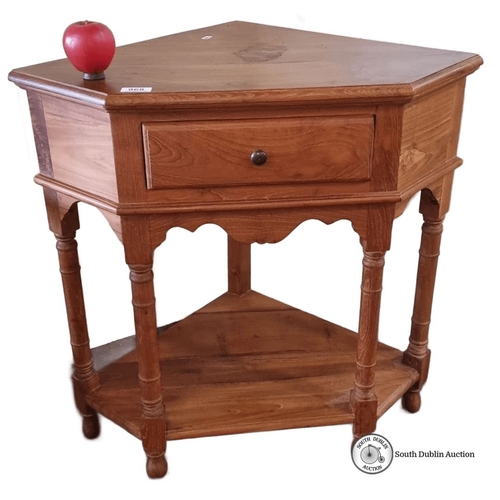 1413 - Corner wooden side table with single drawer and lower shelf. It is solidly constructed with turned l... 