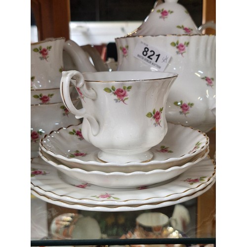 821 - A lovely 'Fine English, Bone China 22 ct Gold' complete tea set. Features six cups, six saucers, six... 