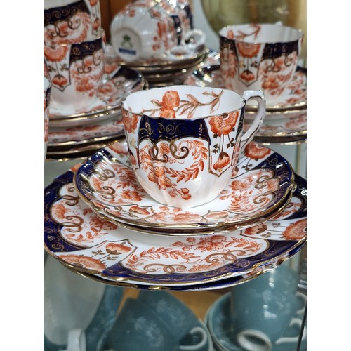 825 - A set of twenty five 'Aynsley England'. Features six cups, nine saucers, nine side plates and a bowl... 