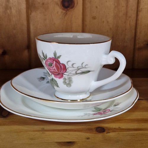 876 - Eighteen pieces of Royal Stuart China comprising of cups, saucers and milk jug.