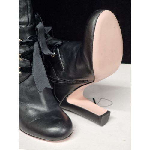 318 - A pair of brand new stylish pair of Ladies Leather Knee high boots by Vero Cuolo. Brand New, size 40... 