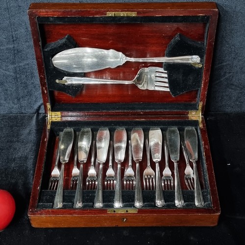 1158 - A wonderful early 20th century fish  cutlery canteen housed in a mahogany presentation case which fe... 