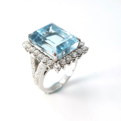 1 - Super Star Lot : An outstanding 18 carat huge 13.8 Carat Zambian Aquamarine diamond ring stamped 750... 