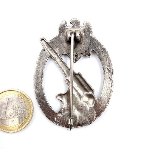 117 - A German anti aircraft brooch with pin intact. Lengths - 5.5 x 4 cms. Weight - 29.3 grams.