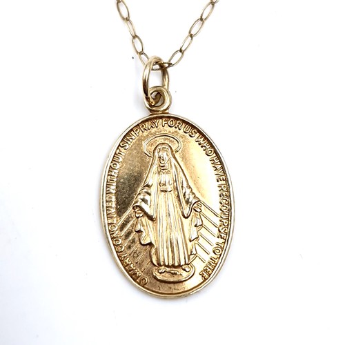 192 - A nine carat gold miraculous medal with nine carat gold chain. Length - 44 cms. Weight - 1.58 grams.