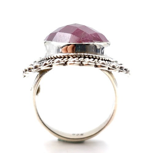 570 - An attractive ruby gemstone 6.2 cts ring set in sterling silver stamped 925 to inner band. Ring size... 