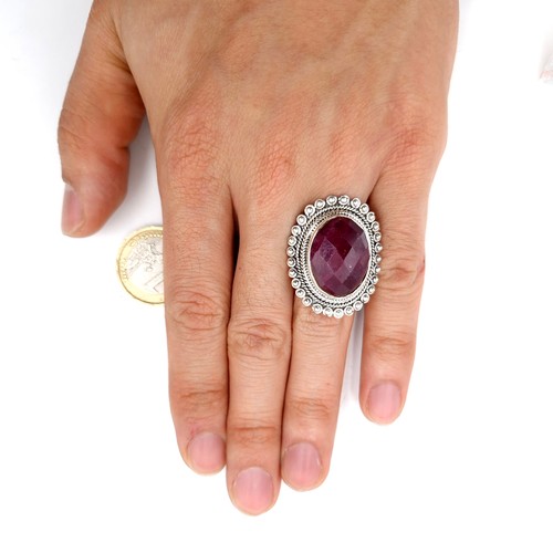 570 - An attractive ruby gemstone 6.2 cts ring set in sterling silver stamped 925 to inner band. Ring size... 