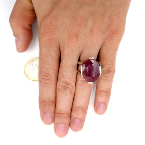 571 - A very large ruby gemstone ring set in sterling silver stamped 925 to band. Ring size Q. Weight: 9.1... 