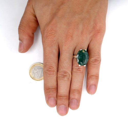 588 - A large oval cut emerald gemstone ring set in sterling silver with inner band stamped 925. Ring size... 