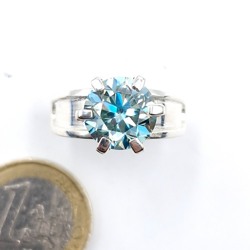 590 - A sparkling 5ct blue moissanite stone ring with claw mount set in sterling silver with inner band st... 