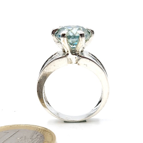 590 - A sparkling 5ct blue moissanite stone ring with claw mount set in sterling silver with inner band st... 