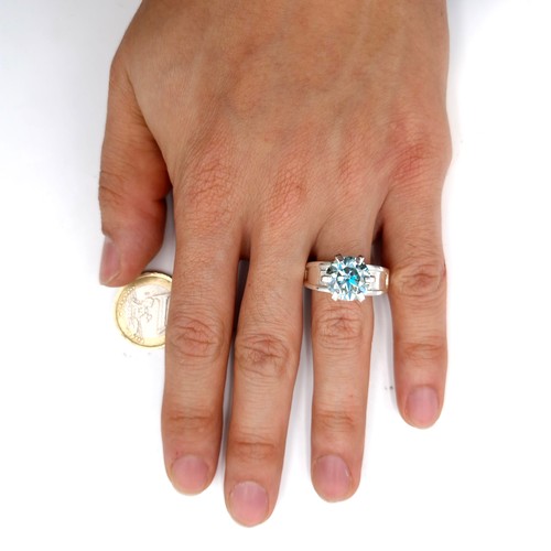 590 - A sparkling 5ct blue moissanite stone ring with claw mount set in sterling silver with inner band st... 