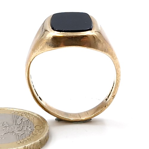 1033 - Star Lot : A handsome Gents black Onyx ring set in 9 carat stamped 375 to inner band. Ring size: T. ... 