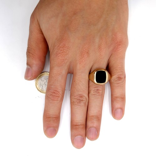 1033 - Star Lot : A handsome Gents black Onyx ring set in 9 carat stamped 375 to inner band. Ring size: T. ... 