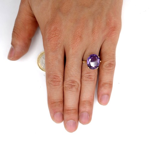 1059 - Star Lot : A quality nine carat gold amethyst stone ring with claw mount. Ring size - Q. Weight - 3.... 