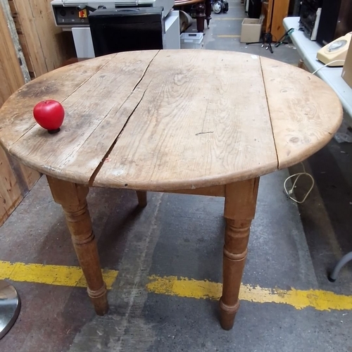 416 - Rustic Pine drop-leaf table made from solid pine with traditional turned legs. Early 20th-century de... 