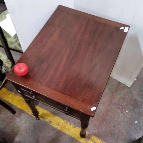 452 - A lovely Antique mahogany side table with turned legs and two drawers, from the Victorian era. lovel... 