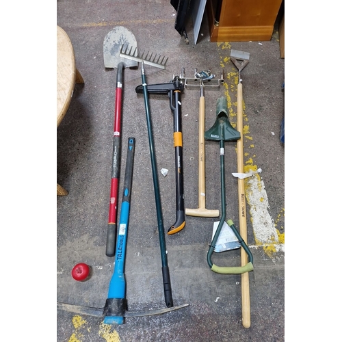 662 - Set of seven garden tools, featuring spades, rakes, and hoes. Includes brands like Fiskars, Tala Too... 