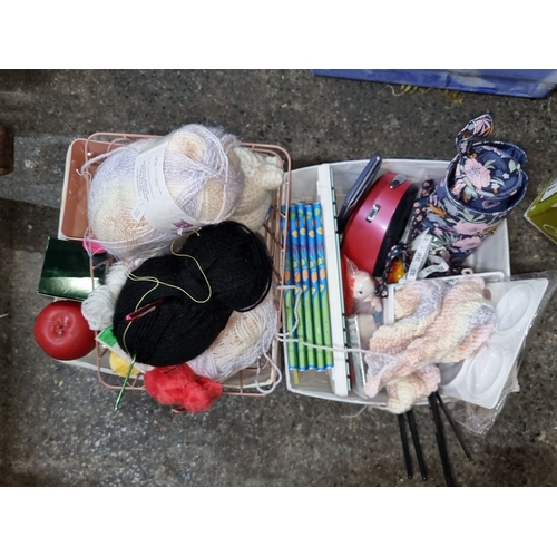 900 - Mixed lot includes yarn skeins, knitting needles, assorted pens, a tomato-shaped pincushion, and sma... 