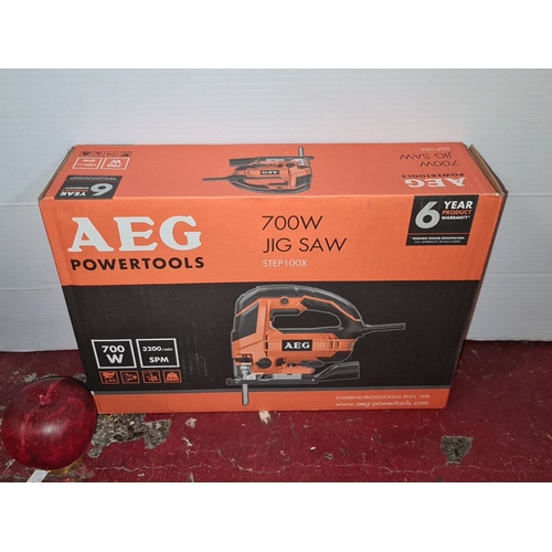 914 - A new in box AEG Powertools 700W Jig Saw, Model STEP 100X, has speeds of 3200/min and comes with a 6... 