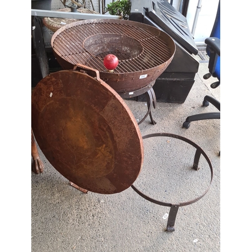 942 - Star lot : A large recycled Kadai Metal fire pit with grill features a rustic patina finish and come... 