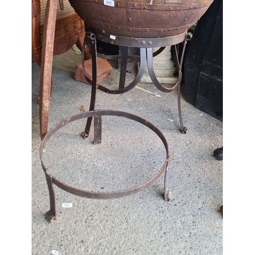 942 - Star lot : A large recycled Kadai Metal fire pit with grill features a rustic patina finish and come... 