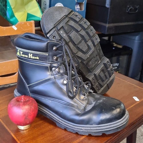 969 - Terra Hawk black work boots, size 45, feature oil-resistant, anti-static soles and durable design wi... 