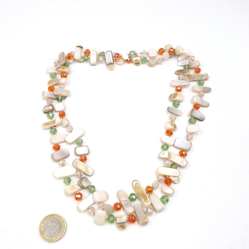 1057 - A very very pretty long Murano glass and mother of pearl necklace. 
Measurement: 114 cm long Total w... 