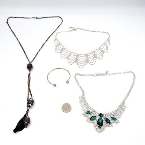 1058 - Very pretty decorative costume jewellery. Perfect accessories for Christmas parties etc.