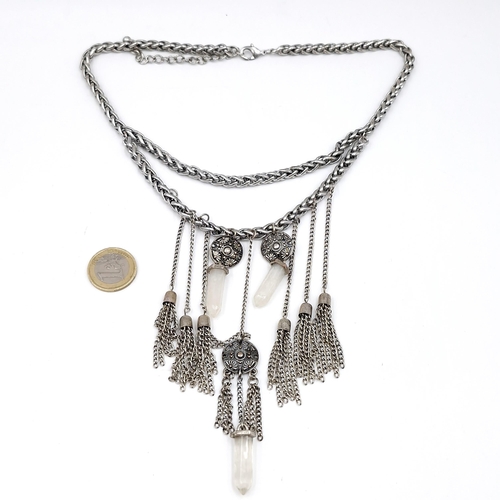 1061 - An attractive necklace with crystal pendants.