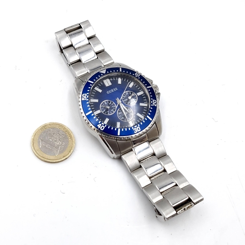 1063 - A large face Gent's Guess watch. With Blue bacel on face and heavy stringers strap. In nice clean co... 