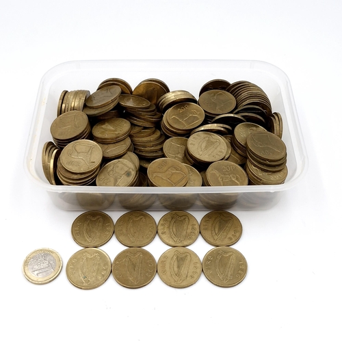 1065 - A tub full of Irish 20 piece decimal with horse.
Weight: 1320 g